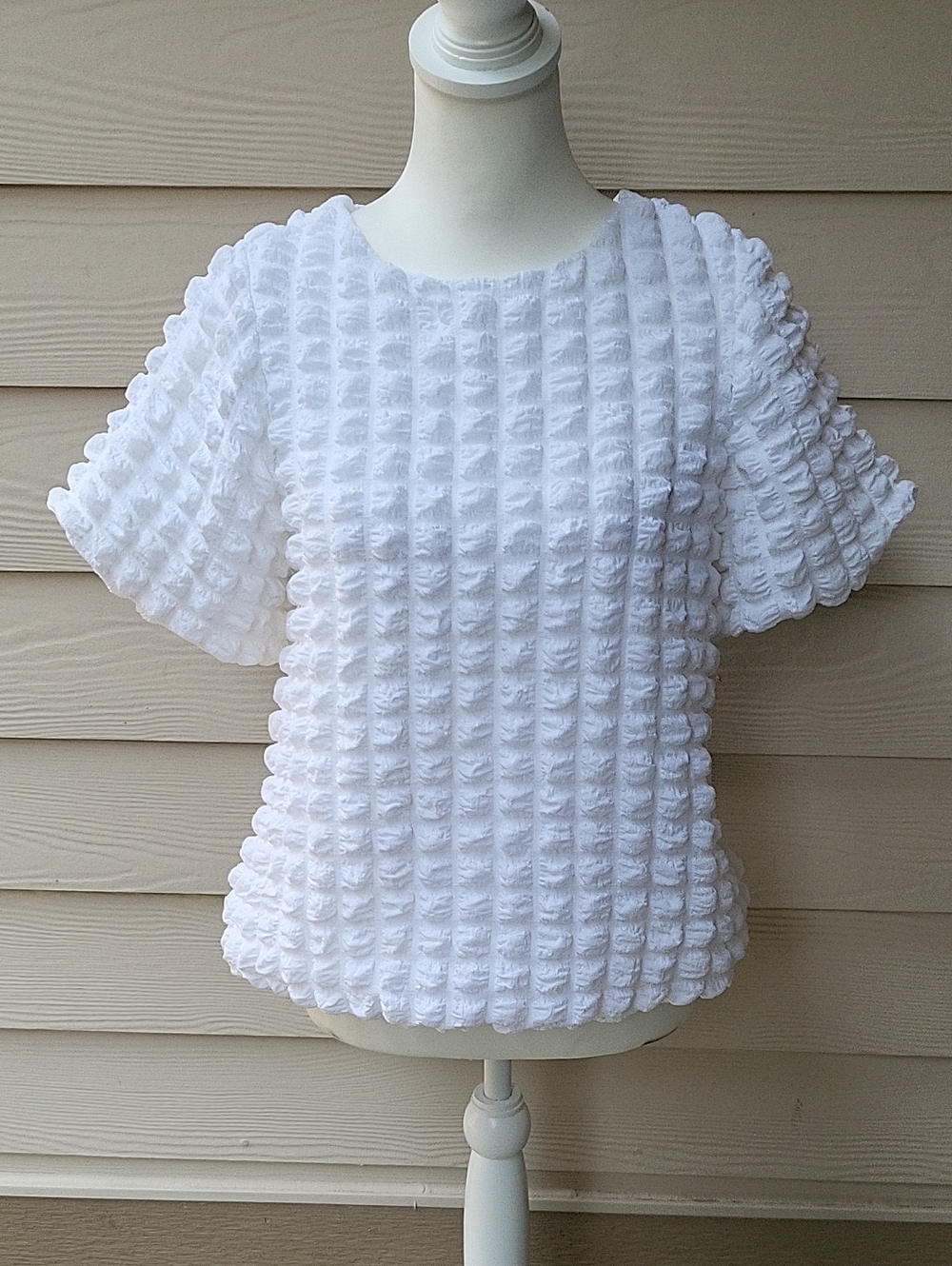 Versona White Textured Bubble Popcorn Top Keyhole Back Short Sleeve Size Small